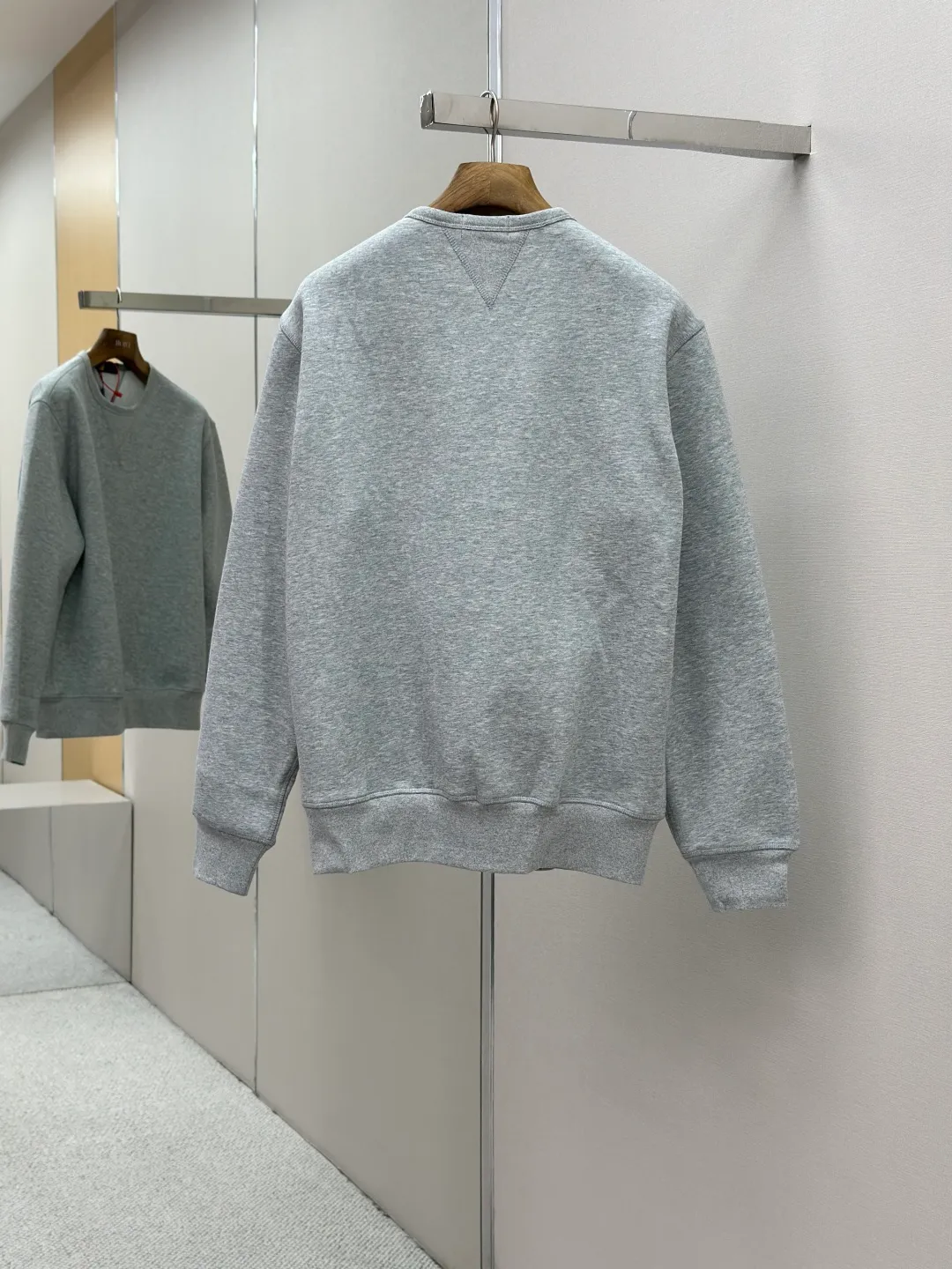 P290 [Same-origin fabric, exclusive new style, first choice for old money] Ralph Laure Ralph Lauren embroidered long-sleeved sweatshirt is made of cotton blended fabric, which is soft and tough to the touch. It has been finely spun and pre-shrunk, making it comfortable to the touch and not easy to deform. You don’t have to worry about shrinkage or pilling for daily wear and washing, and the texture is stable and online! The pony embroidery on the chest, despite the small size, has fine stitches and every stitch is perfectly stitched. The embroidery thread is pure in color and high in fastness. It is simple and high-end, highlighting the brand's iconic exquisite craftsmanship! The neckline is a classic round neck design, with an exquisite small V-shaped splicing design at the bottom. The workmanship is particularly neat, and the stitching in the circle is straight and even, without any distortion. It will not become loose and deformed after being worn for a long time. It fits the neck without being tight, and it is full of comfort! Scan the QR code on the label to enter the official website directly! It’s like adding an “identity pass” to clothes, and the quality is directly visualized ‼ ️ Size: S-XL